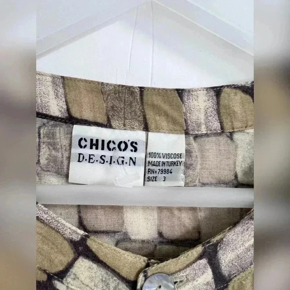 Chico’s art to wear relaxed printed top with mother of Pearl buttons Like New - Picture 2 of 3